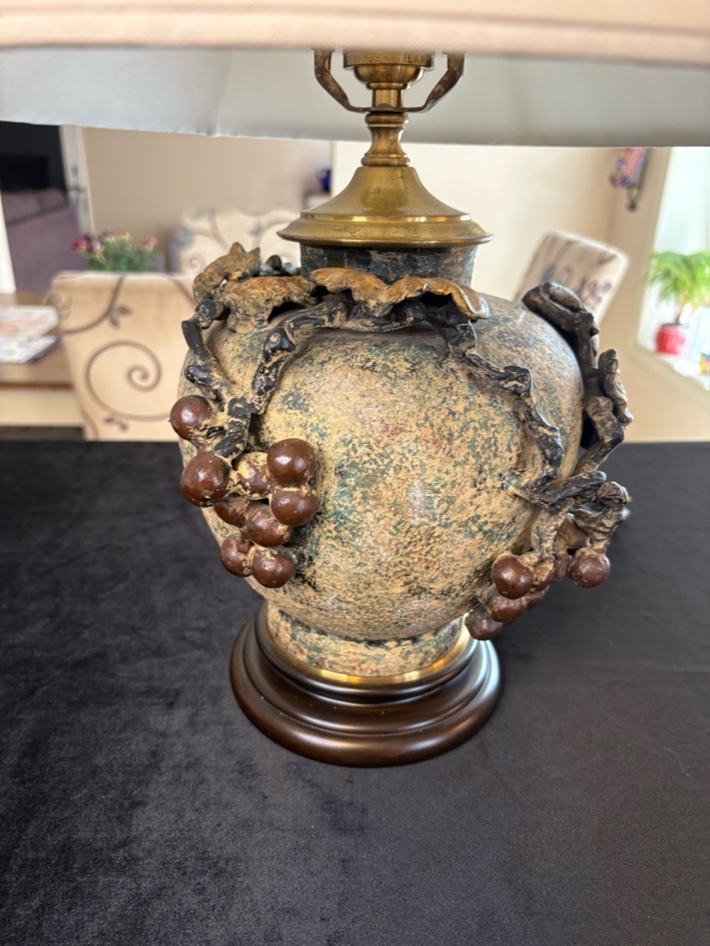 🔥🔥🔥A Rare Find Vintage Table Lamp Featuring A Base With Grape And Vine Details - Picture 5 of 13